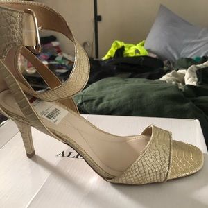 Women’s shoes size 10. Brand new